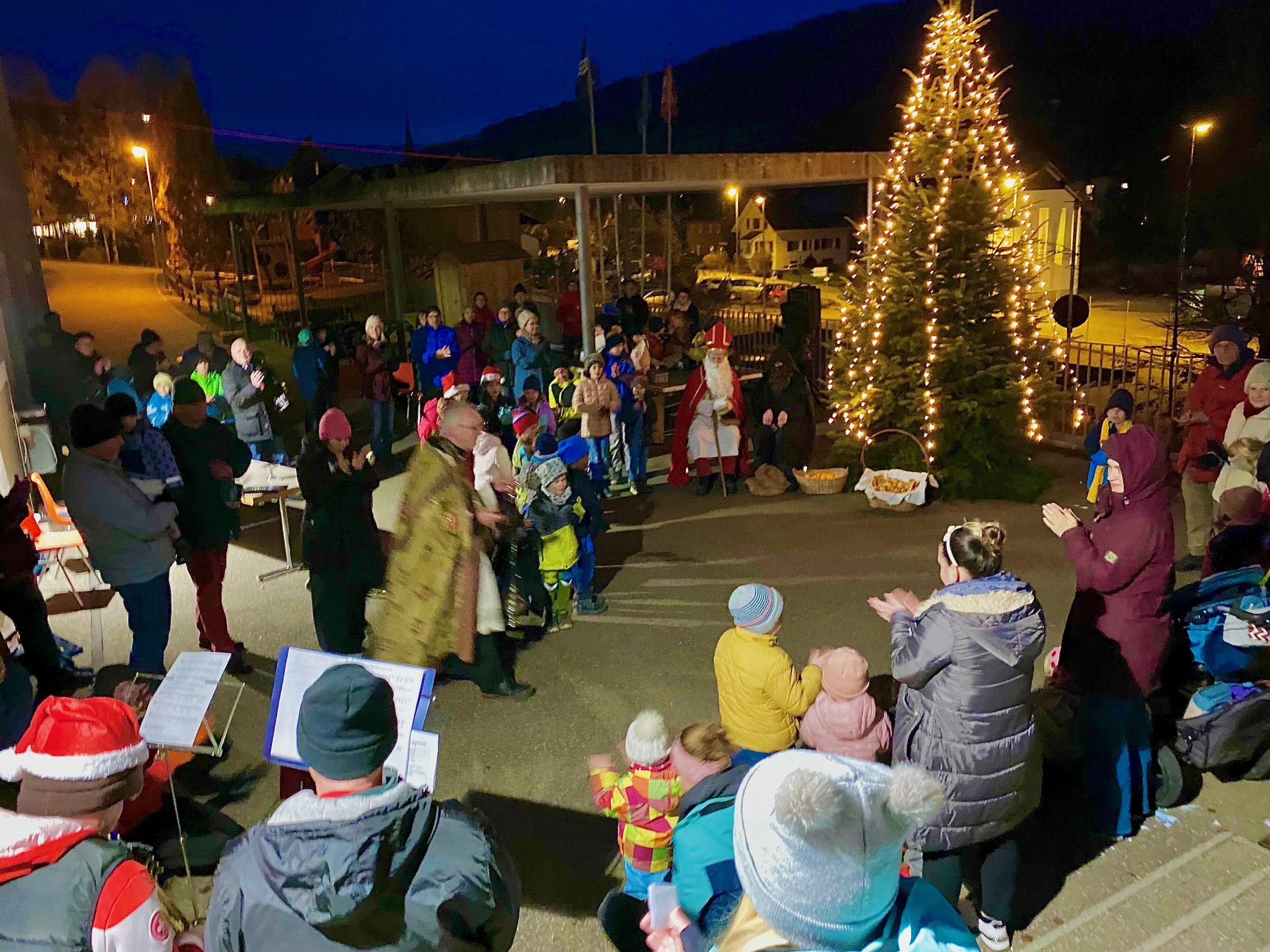 Der Samichlaus wurde in Zuzgen begeistert empfangen